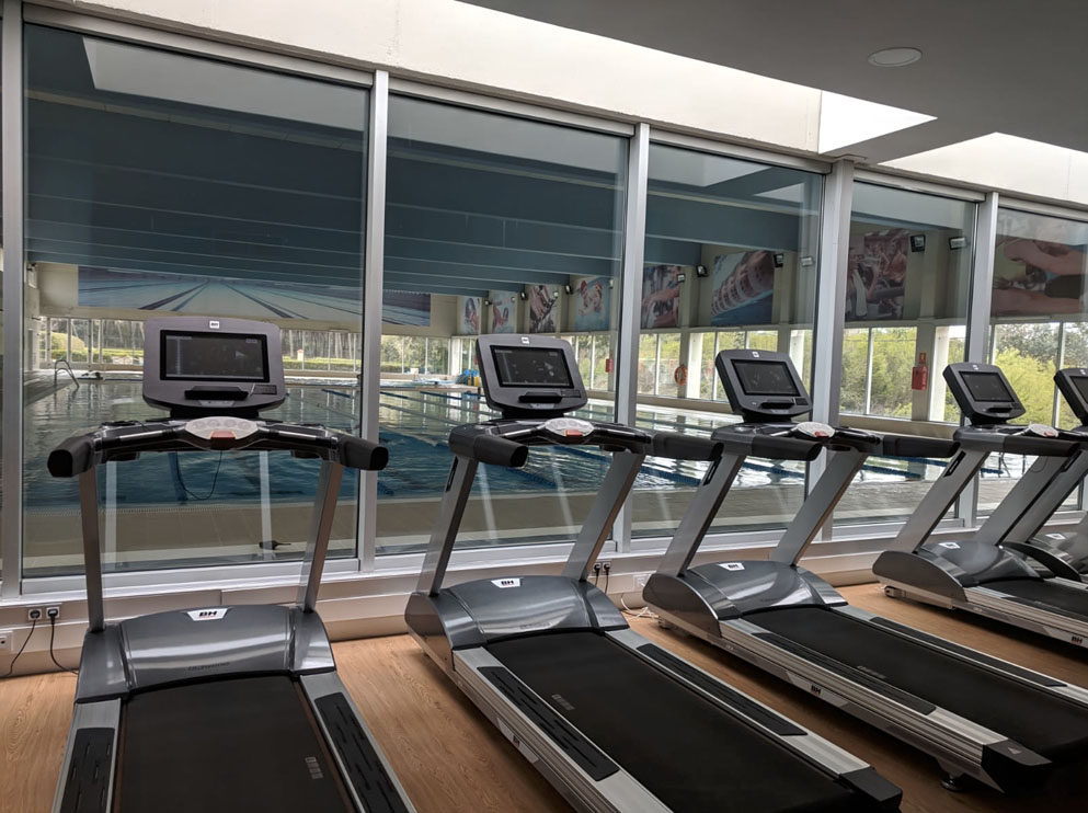 Màquines de gimnàs a la sala de fitness del Gimnàs Vitea Ascó.